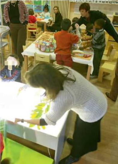 
	Insegnanti al lavoro in una scuola comunale dell&rsquo;infanzia


