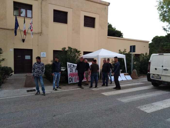 
	Il sit-in dei pescatori davanti alla sede del Parco (foto Ansa)

