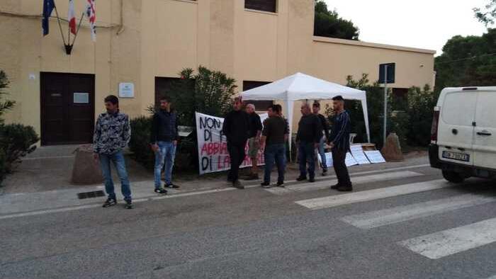 Il sit-in dei pescatori davanti alla sede del Parco (foto Ansa)