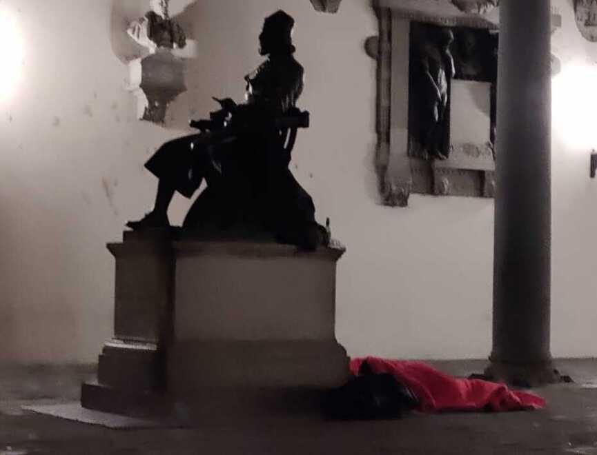 Un senzatetto dorme sotto il loggiato di palazzo Pretorio
