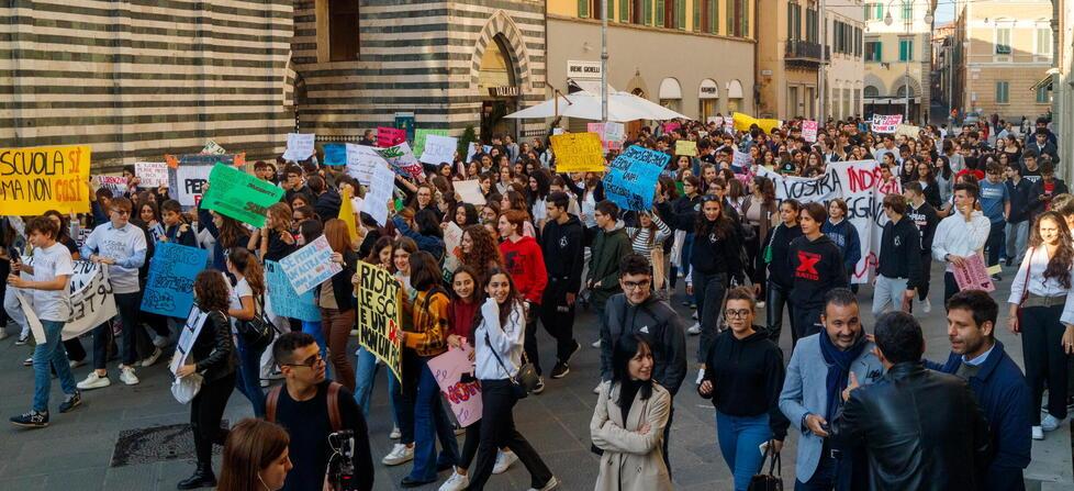 La manifestazione nel centro di Pistoia (foto Nucci/Innocenti