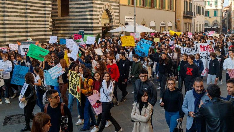 La manifestazione nel centro di Pistoia (foto Nucci/Innocenti