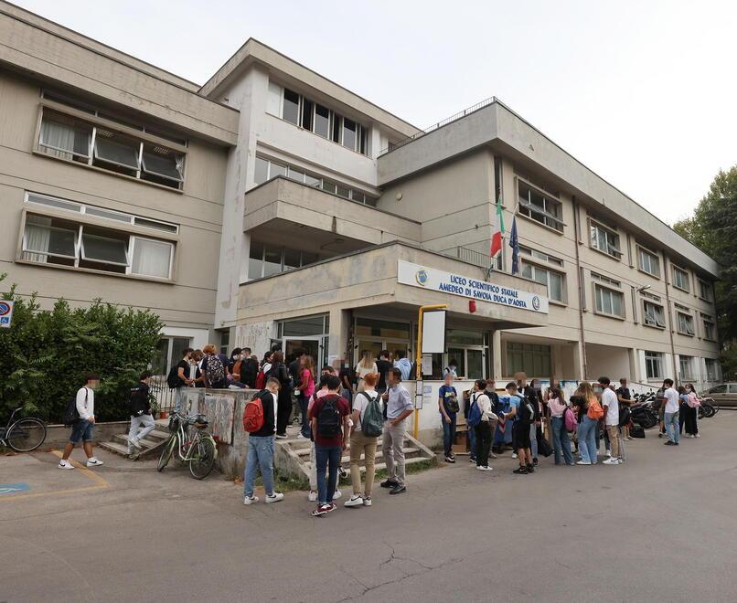 Un esterno del liceo scientifico Duca d’Aosta dove mancavano docenti di matematica per le supplenze