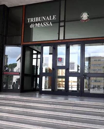 Nella foto l’ingresso del Tribunale di Massa