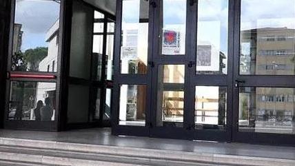 Nella foto l’ingresso del Tribunale di Massa