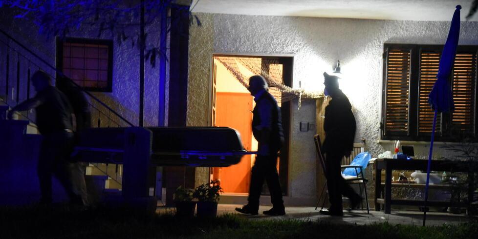 I carabinieri supervisionano le operazioni di rimozione della salma di Giovanni Simonelli (foto Agenzia Bf)