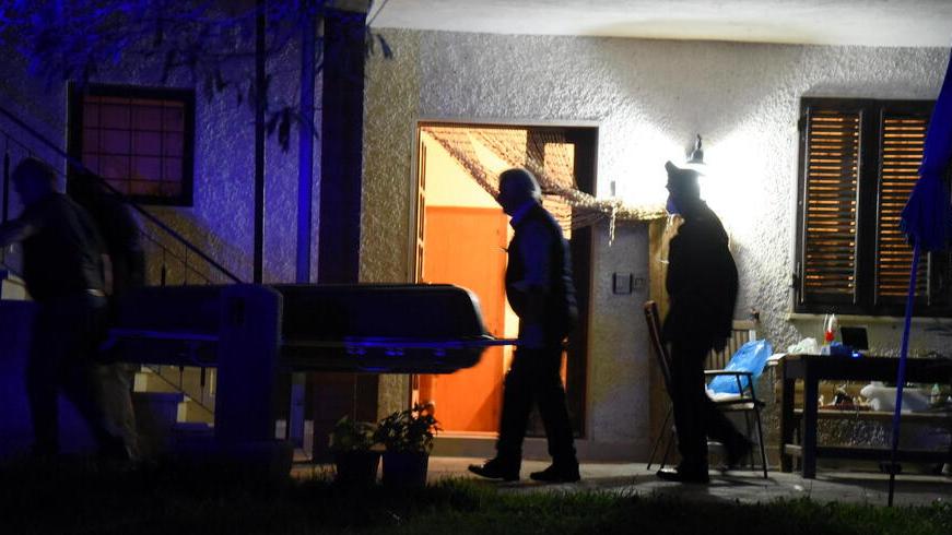 I carabinieri supervisionano le operazioni di rimozione della salma di Giovanni Simonelli (foto Agenzia Bf)