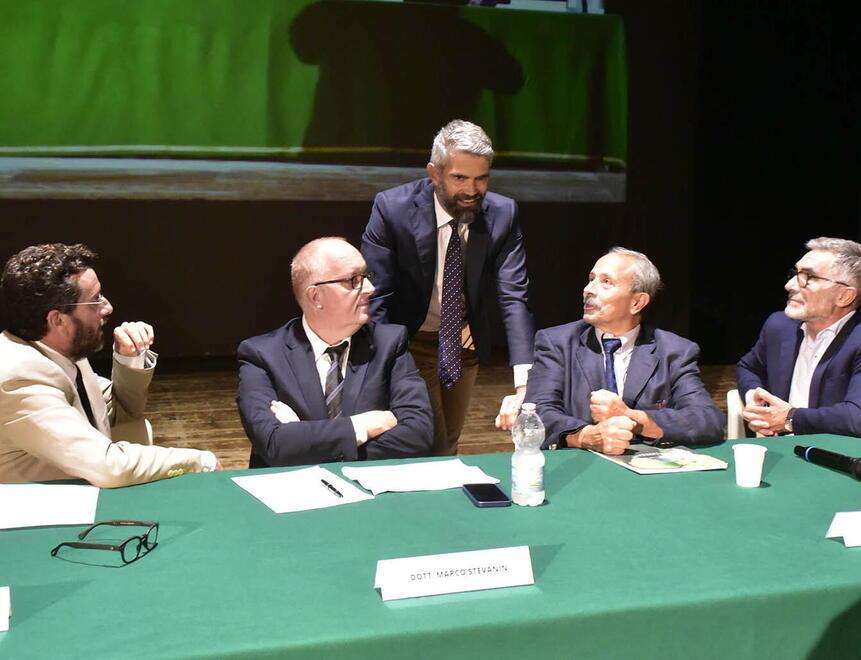 Circa 300 le persone presenti in platea al teatro Metropolitan a seguire l’illustrazione dei tecnici incaricati dal Comune di Piombino