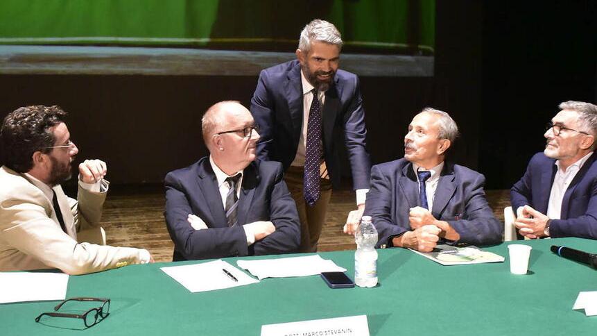 Circa 300 le persone presenti in platea al teatro Metropolitan a seguire l’illustrazione dei tecnici incaricati dal Comune di Piombino