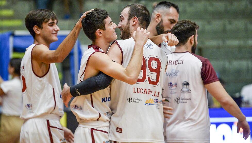 La gioia e gli abbracci tra giocatori e coi tifosi a fine partita