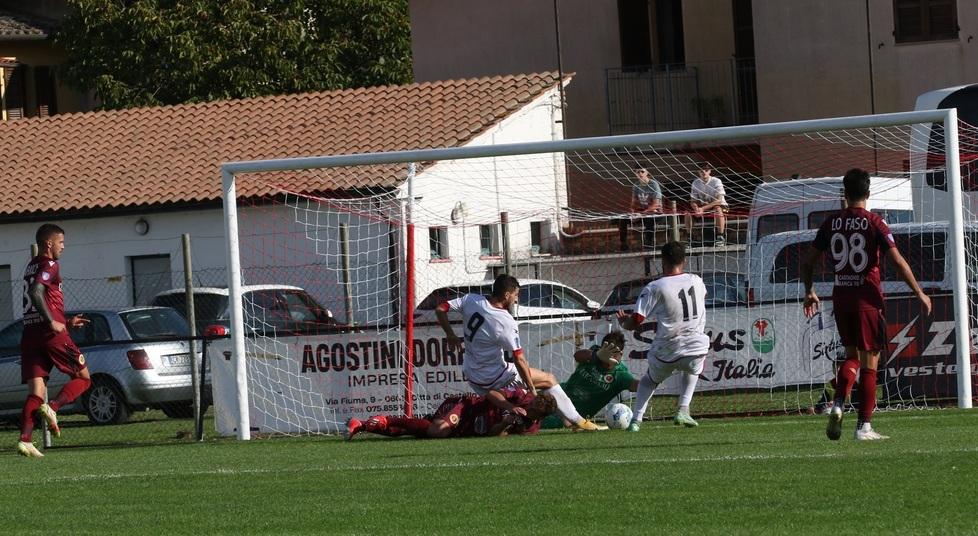 Il portiere Fogli impegnato in uno degli attacchi del Città di Castello