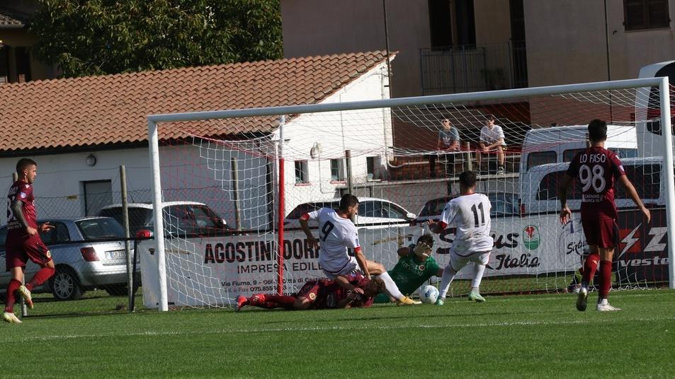 Il portiere Fogli impegnato in uno degli attacchi del Città di Castello