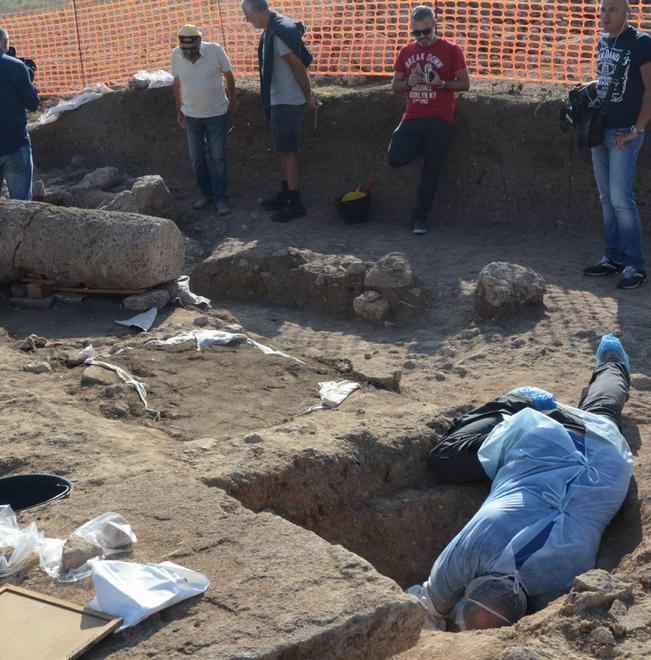 E sotto la terra ci può essere la scultura di un animale