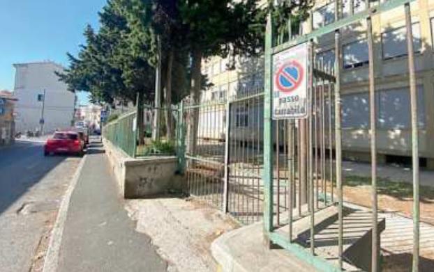 Caos sosta in via Galilei. Salvetti: «Riaprano il cortile della scuola per i motorini» 