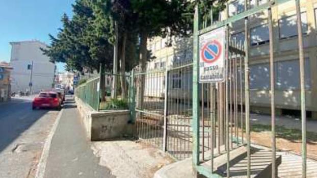 Caos sosta in via Galilei. Salvetti: «Riaprano il cortile della scuola per i motorini»