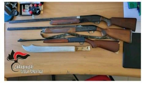 Grosseto, sequestrati due fucili, una carabina e un machete