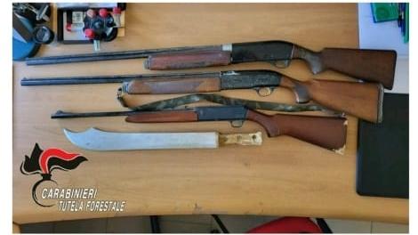 Grosseto, sequestrati due fucili, una carabina e un machete