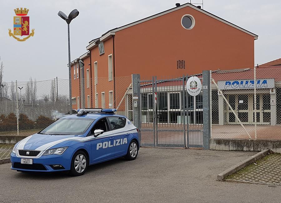 Carpi, aggredisce i poliziotti con un bastone: arrestato