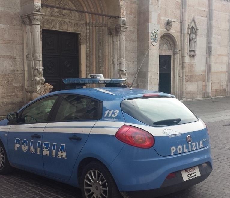Ferrara. Ricattato e raggirato dai mendicanti, prete inviò 135mila euro in Romania