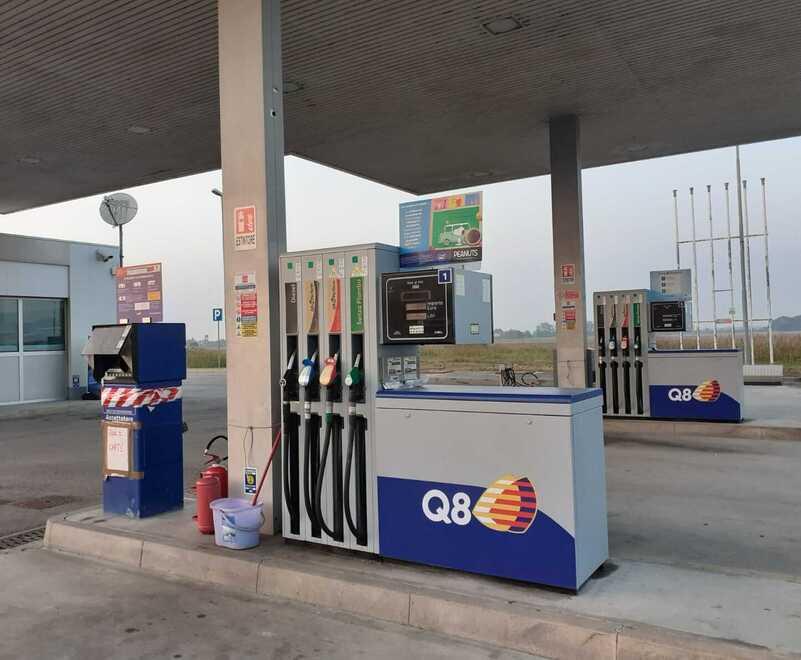 «Il furto non ci ferma». Il Q8 riparte dopo il raid