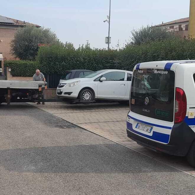 San Felice, la polizia rimuove  auto e bici abbandonate