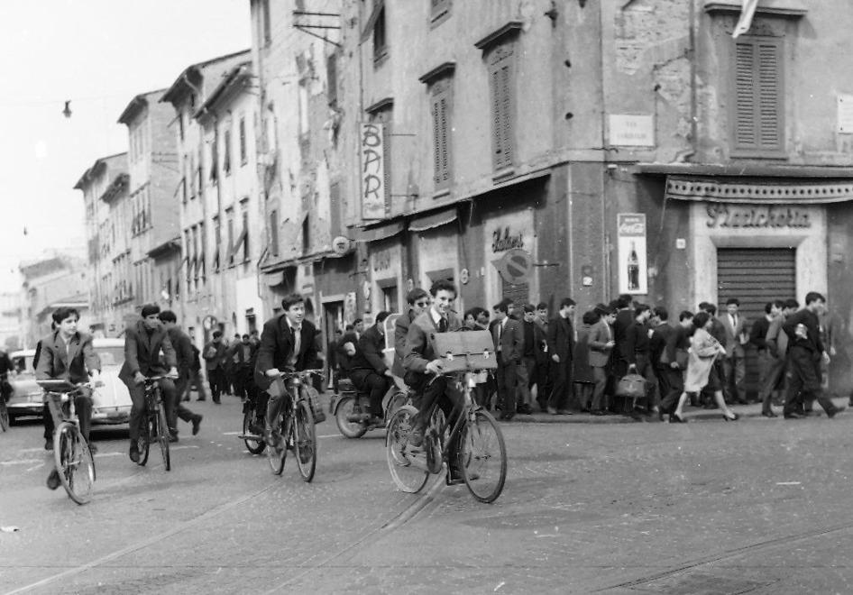 La ciclabile delle polemiche: all’ora di punta in via Galilei passa una bici ogni quattro minuti