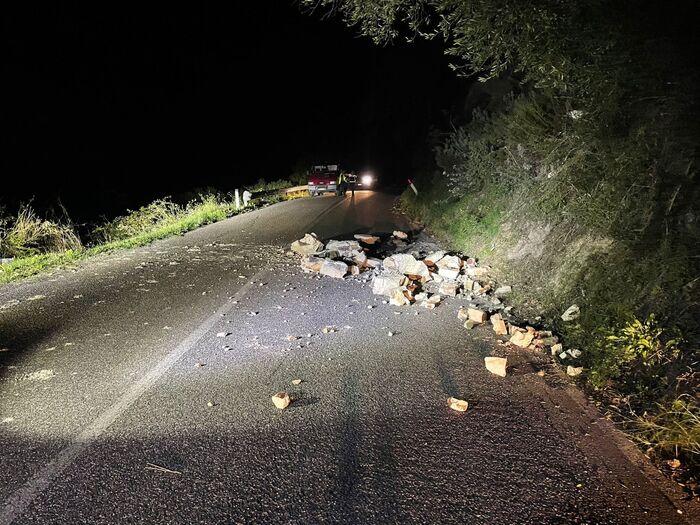 Frana sulla Bosa-Modolo, strada chiusa al traffico in località Pessighette