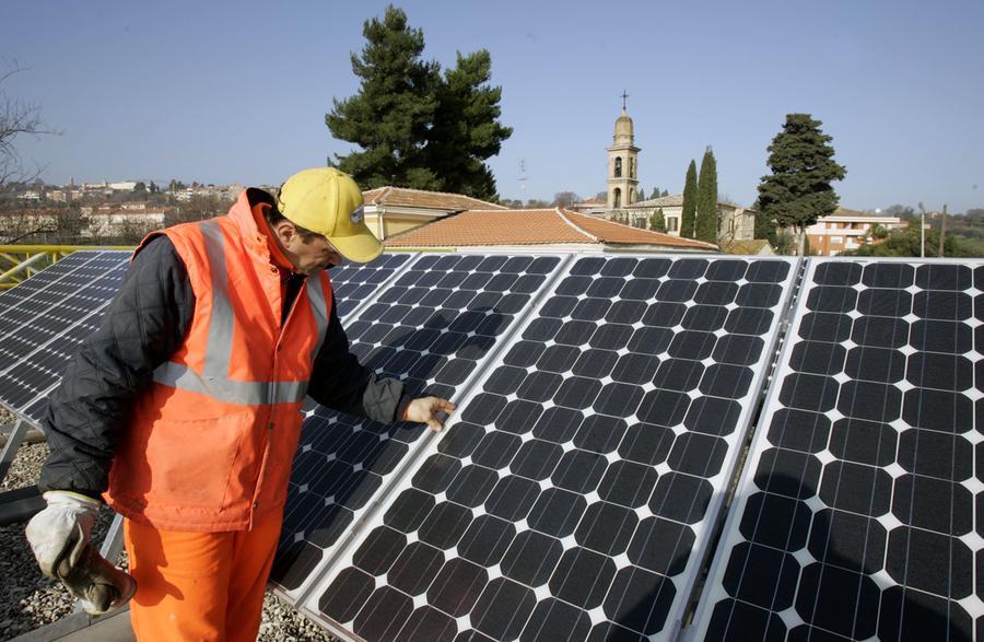 Fotovoltaico sui tetti e a terra, il Comune semplifica l’iter ma restano fuori il centro e Castello