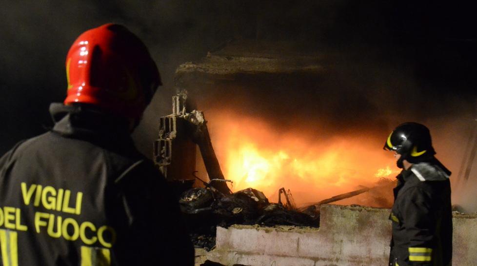 Tortolì, in fiamme un ex deposito di frutta 