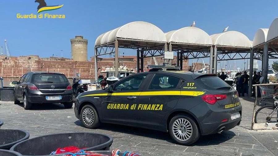 Darsena vecchia, la finanza scopre 8 lavoratori in nero: “E sulla banchina forte degrado”