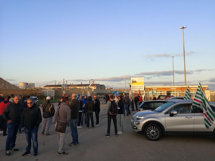 I lavoratori dell’indotto manifestano davanti all’ex Petrolchimico di Porto Torres
