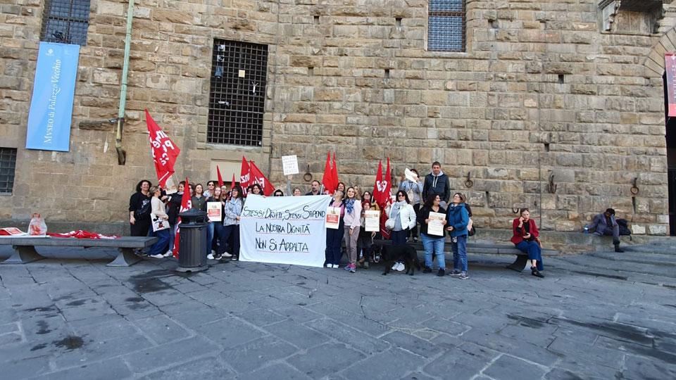 Protestano le maestre delle coop: «Noi pagate meno delle comunali»