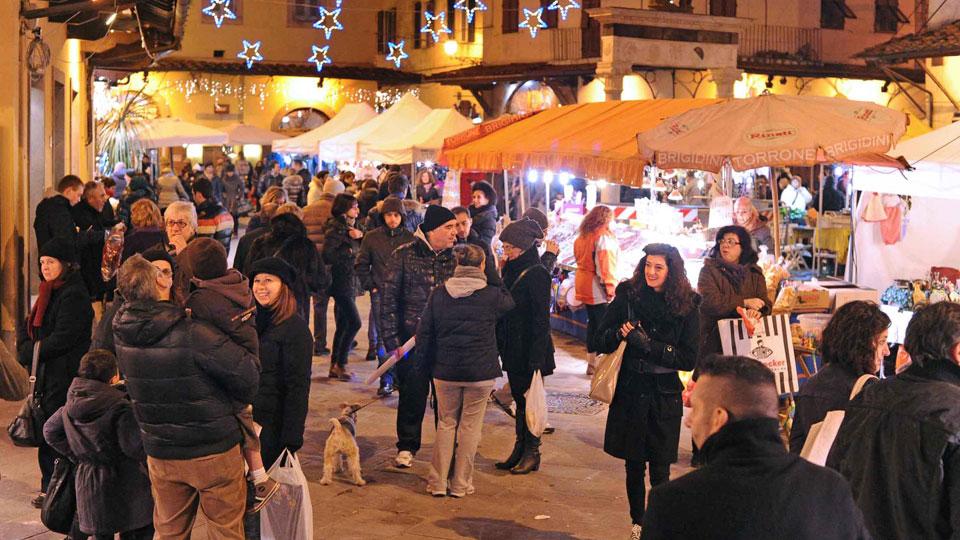 Poco entusiasmo tra i negozianti: «Le luminarie? Meglio di no»
