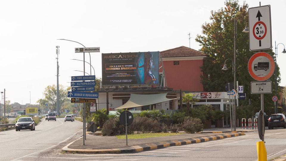 Montecatini, il cartellone sexy che rallenta il traffico e suscita polemiche