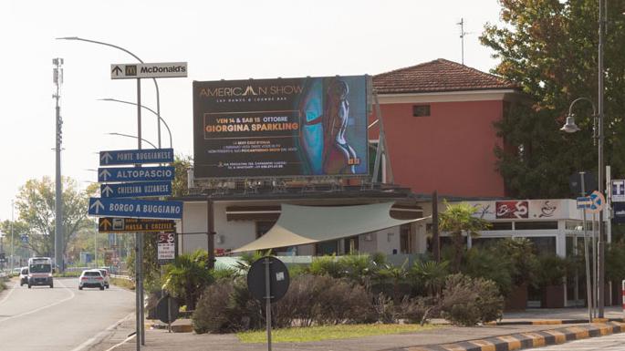 Montecatini, il cartellone sexy che rallenta il traffico e suscita polemiche