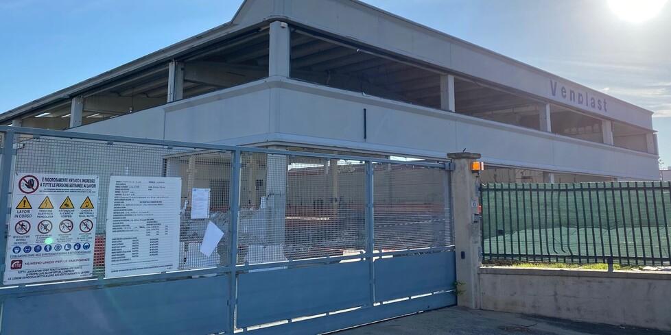 Nel capannone ex Venplast a Venturina si fa spazio un nuovo supermercato