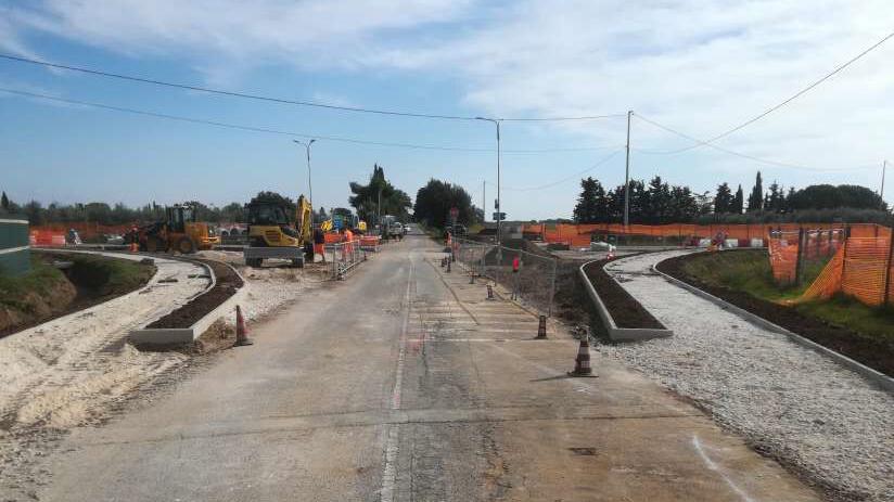 Rotatoria sullo “stradone” a Vada: sarà pronta a metà per fine ottobre
