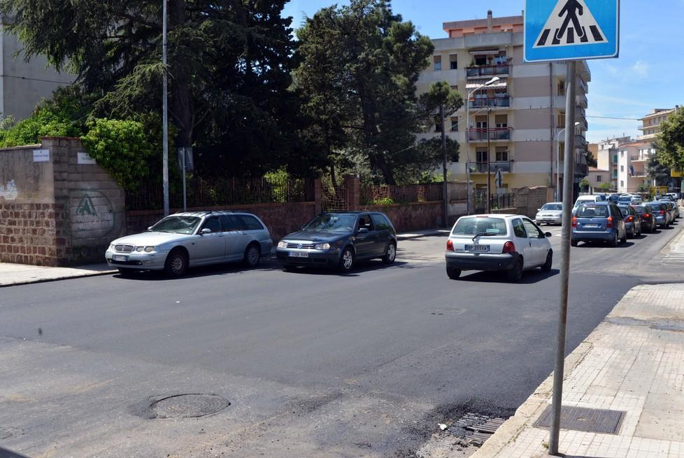 Disagi in via Trieste: asfalto sconnesso, buche e traffico in tilt