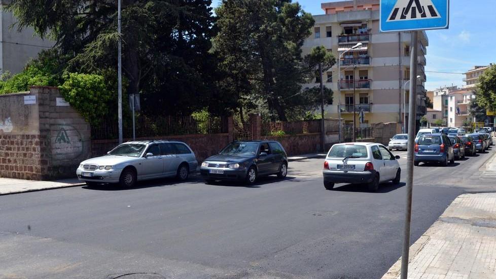 Disagi in via Trieste: asfalto sconnesso, buche e traffico in tilt