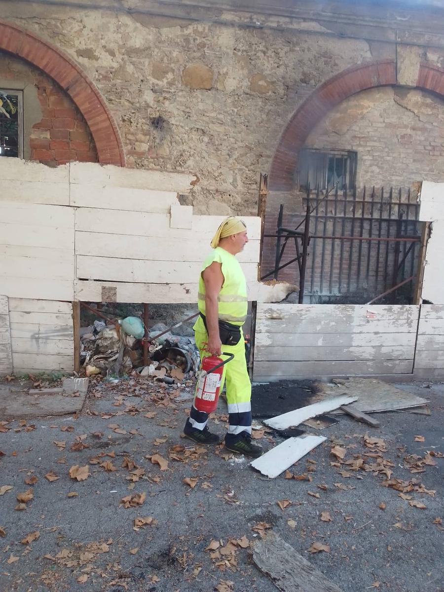 
	L'operatore Aamps Mirko Voliani dopo aver spento l'incendio

