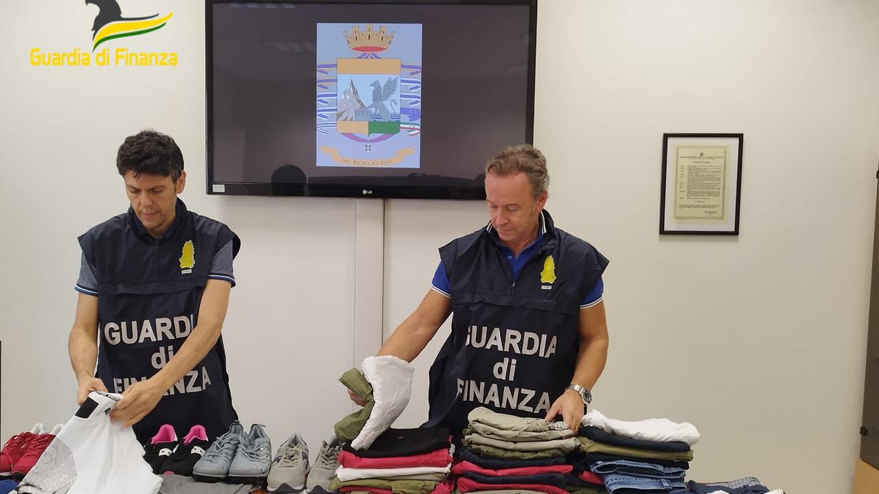 Alla Caritas andranno i vestiti con griffe false, la donazione della Guardia di Finanza