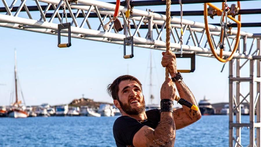 Un atleta affronta il rig sull'acqua durante la scorsa edizione
