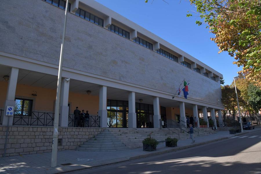 Processo Grillo, niente monitor e microfoni: salta l’udienza