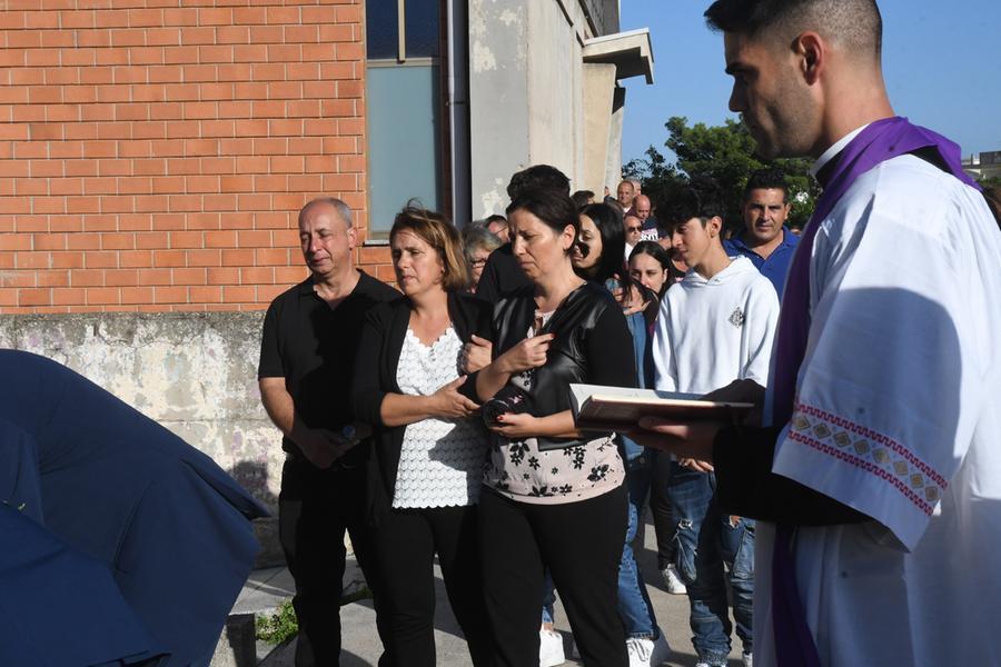 
	Il dolore della moglie e dei parenti al funerale di Ivan Spanu&nbsp;

