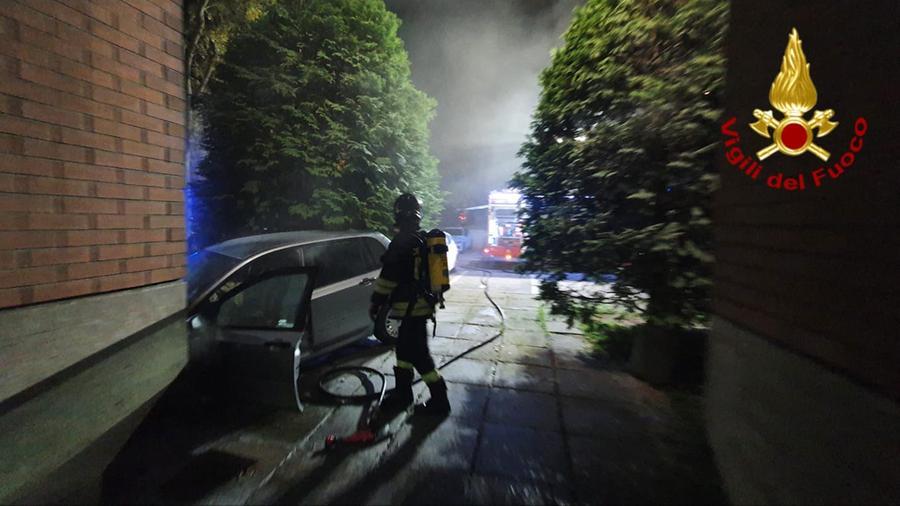 Reggio Emilia, auto finisce contro palazzo e poi prende fuoco