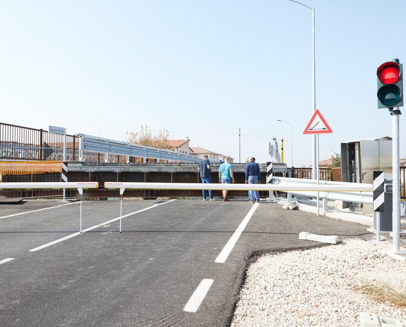 Ferrara, il ponte mobile si inceppa e i residenti restano bloccati
