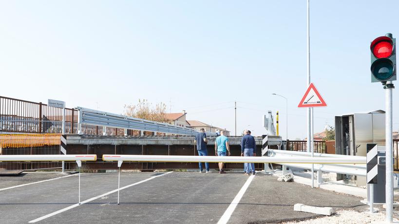 Ferrara, il ponte mobile si inceppa e i residenti restano bloccati