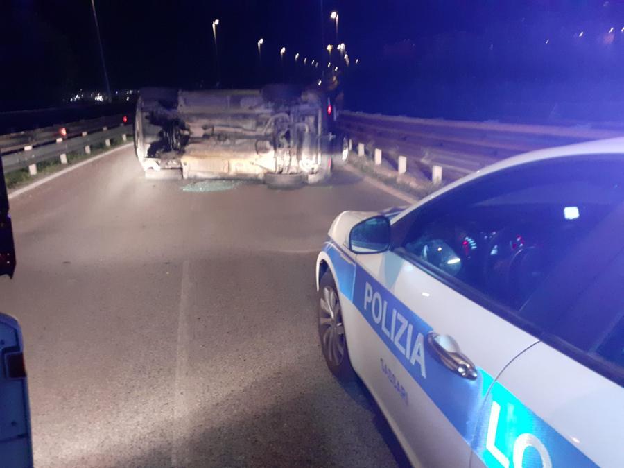 Sassari, Land Rover si ribalta sul viadotto Don Sturzo