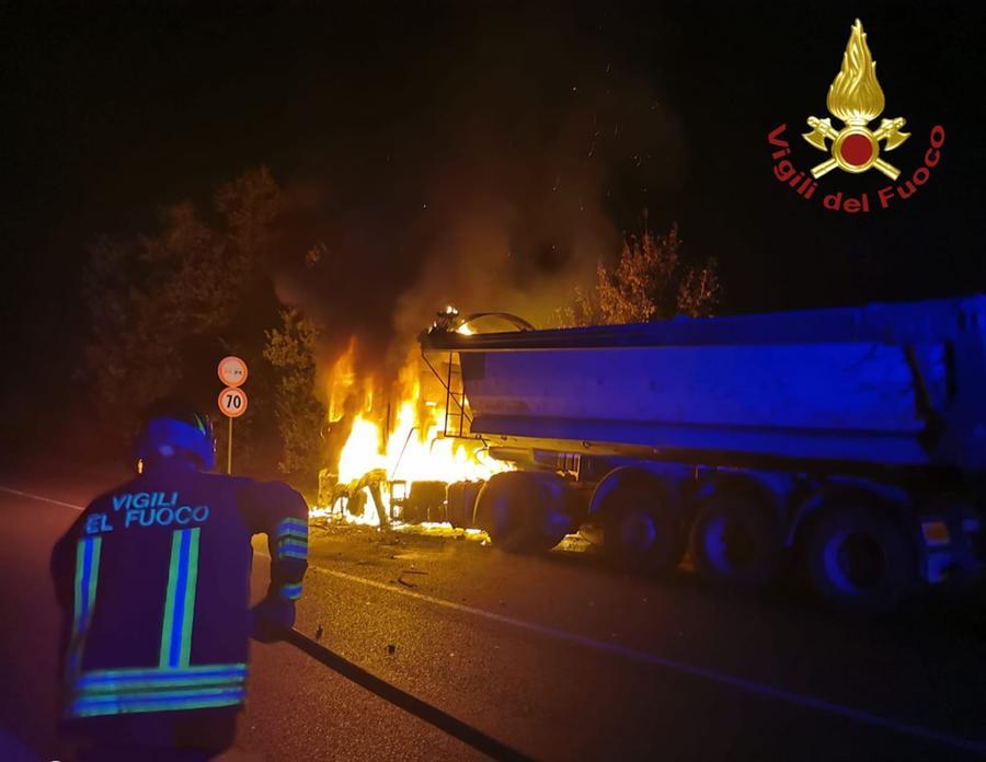 Serramazzoni, camion prende fuoco sulla Nuova Estense