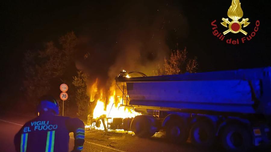 Serramazzoni, camion prende fuoco sulla Nuova Estense